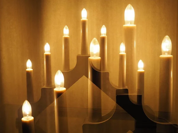 以烛台形式出现的Schwibbogen拱形灯具 黄色背景 宗教或神秘的气氛 燃烧的灯泡就像烛光 加倍暴露 — 图库照片