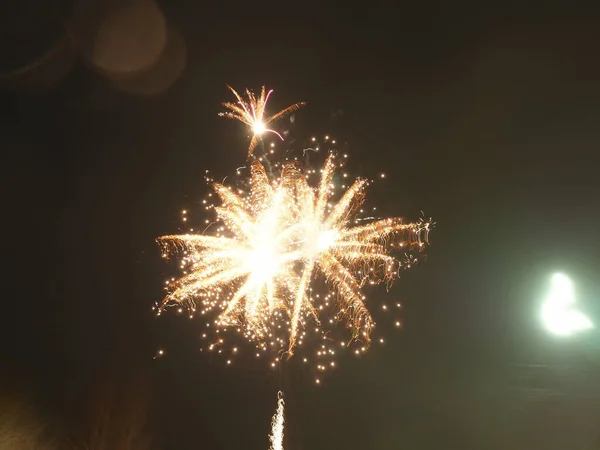 Fuochi Artificio Nel Cielo Notturno Lampi Fuoco Colorati Sfondo Nero — Foto Stock