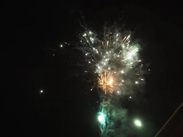 Фейерверки Ночном Небе Красочные Вспышки Огня Черном Фоне Празднование Фестиваль — стоковое фото
