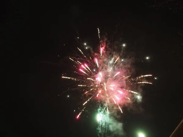 Fuochi Artificio Nel Cielo Notturno Lampi Fuoco Colorati Sfondo Nero — Foto Stock