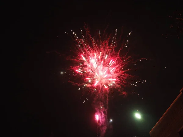 Fuegos Artificiales Cielo Nocturno Coloridos Destellos Fuego Sobre Fondo Negro — Foto de Stock