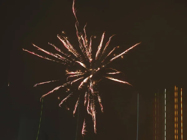 Vuurwerk Aan Nachtelijke Hemel Kleurrijke Vuurflitsen Zwarte Achtergrond Feest Festival — Stockfoto