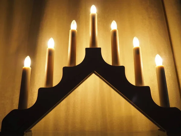 Schwibbogen拱形灯具 呈三角形烛台的形式 黄色背景 宗教或神秘的气氛 燃烧的灯泡 像烛光 柔和的焦点 — 图库照片