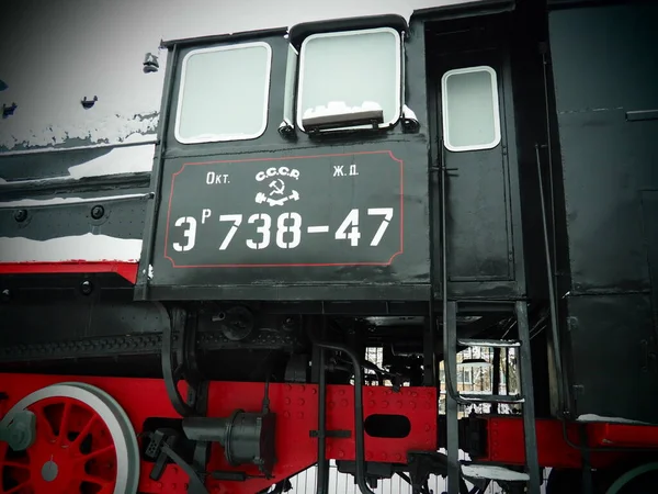 レトロな列車だ 蒸気機関車で19世紀初頭20世紀の機関車 ヴィンテージスタイル 赤い車輪の黒い列車 鋳鉄製の部品 レバー エンジン フェンス ボイラー 列車のパイプ — ストック写真