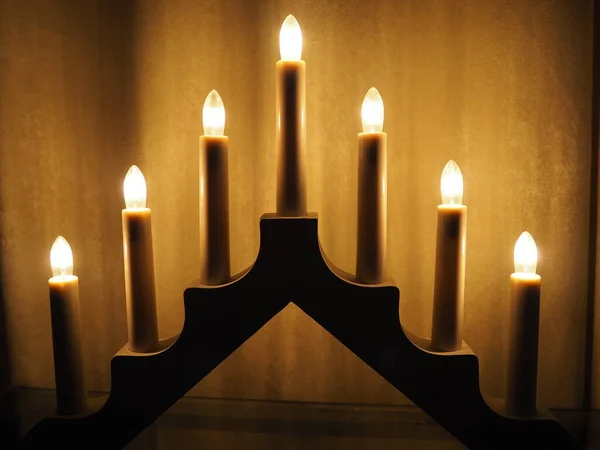 Schwibbogen拱形灯具 呈三角形烛台的形式 黄色背景 宗教或神秘的气氛 燃烧类似烛光的灯泡 — 图库照片
