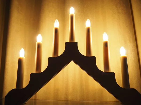 Schwibbogen拱形灯具 呈三角形烛台的形式 黄色背景 宗教或神秘的气氛 燃烧类似烛光的灯泡 — 图库照片