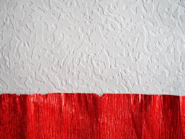 Kırmızıyla işaretlenmiş kağıt. Olaysız bir yüzey. Soyut arkaplan. Kağıt yaprağın dalgalı kenarları. Işık eğrisi.