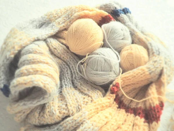 Tricoter Une Écharpe Pull Partir Fils Gris Beige Orange Boules — Photo