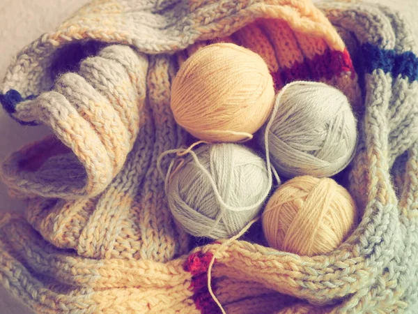 グレー ベージュ オレンジの糸からスカーフやセーターを編む ウール糸とアクリル糸のボール 趣味で編み物 アクセサリー 編み針 かぎ針編みフック — ストック写真