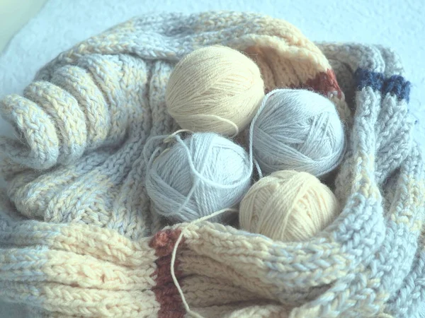 用灰色 米黄色纱编织围巾或毛衣 一丛丛的羊毛和丙烯酸线 编织是一种业余爱好 针织针头 钩针钩 — 图库照片