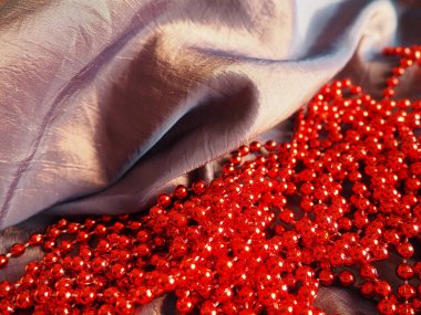 Güzel kumaş - tafta, nazikçe katlanmış dalgalar. İpek ya da ipeğe benzeyen buruşuk bir madde. Farklı ışıklandırma açılarında taşma ve renk değişimi. Elbise ve perde dikmek için kumaş.