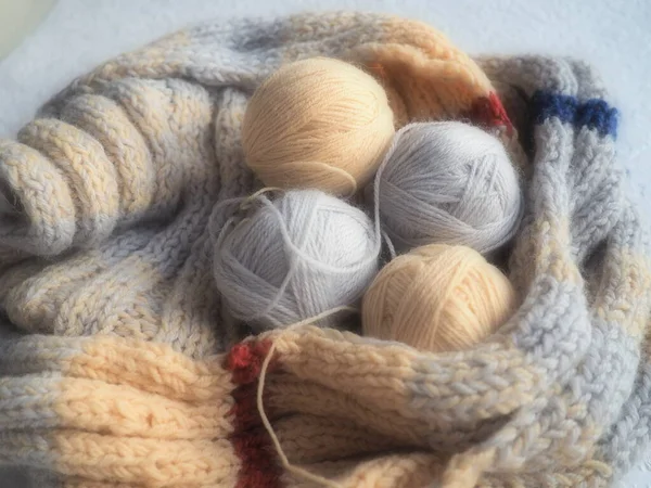 Tricotar Lenço Suéter Fios Cinza Bege Cor Laranja Bolas Fios — Fotografia de Stock