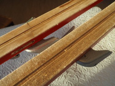 Tahta kayak ipuçları, bir çift. Kayakların altı ya da içi, kar ve kabukta süzülmeyi geliştirmek için balmumuyla işlenmiş. Spor malzemelerinin yarışmalar için hazırlanması. Metal sert çizme bağları.