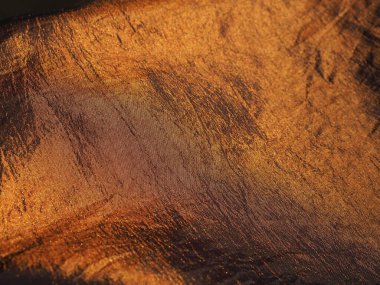 Güzel kumaş - tafta, nazikçe katlanmış dalgalar. İpek ya da ipeğe benzeyen buruşuk bir madde. Farklı ışıklandırma açılarında taşma ve renk değişimi. Elbise ve perde dikmek için kumaş