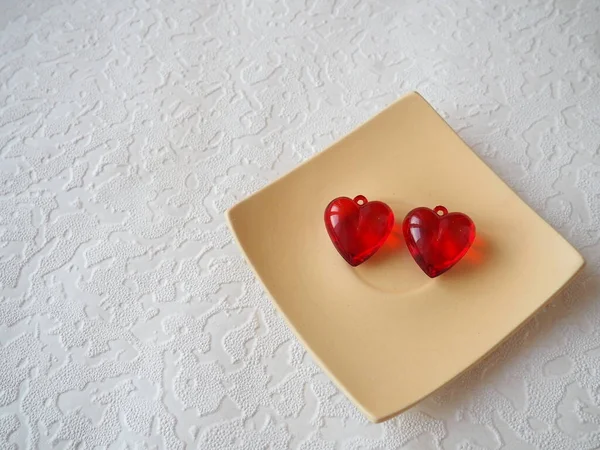 Des Cœurs Saint Valentin Boucles Oreilles Plastique Transparent Rouge Sur — Photo
