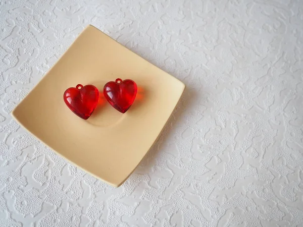 Des Cœurs Saint Valentin Boucles Oreilles Plastique Transparent Rouge Sur — Photo