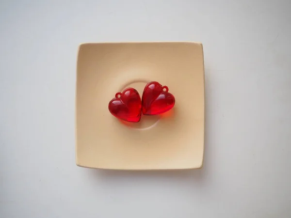 Des Cœurs Saint Valentin Boucles Oreilles Plastique Transparent Rouge Sur — Photo