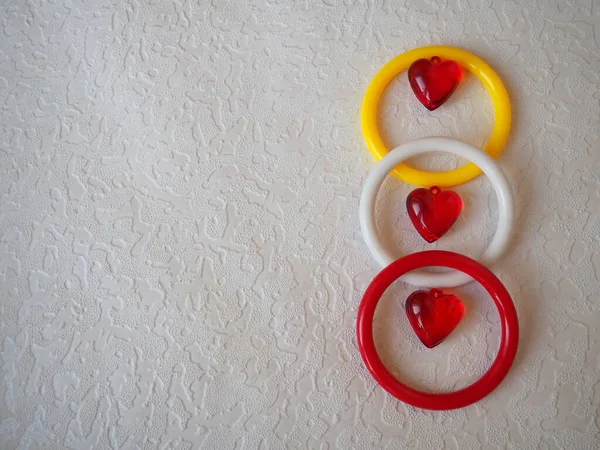 Les Cœurs Valentin Coeurs Transparents Plastique Rouge Bracelets Rouge Blanc — Photo