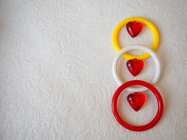 Corações Valentine Corações Transparentes Plástico Vermelho Pulseiras Vermelhas Brancas Amarelas — Fotografia de Stock
