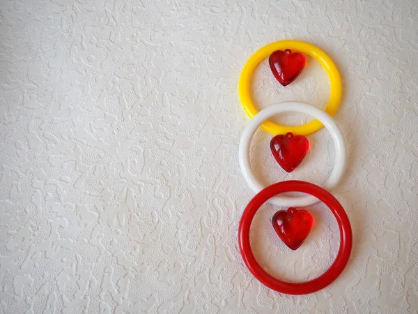 Les Cœurs Valentin Coeurs Transparents Plastique Rouge Bracelets Rouge Blanc — Photo