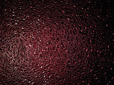 Açık ve koyu arkaplanı olan kırmızı ya da bordo renkli camlar. Işığın yansımaları