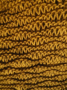 Turuncu iplik deseni. Pürüzsüz makine ya da el örgüsü. Sonbahar-kış dönemi için sıcak gardırop. Öne dokuma, mor düğümler. Örgü metodu - dalgalı elastik