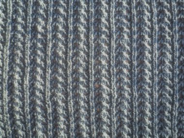 Gri iplik deseni. Pürüzsüz makine ya da el örgüsü. Sonbahar-kış dönemi için sıcak gardırop. Öne dokuma, mor düğümler. Örgü metodu - dalgalı elastik