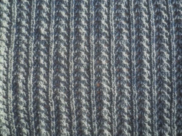 Motif tricoté de fil gris. Machine luxuriante ou tricot main. Armoire chaude pour la période automne-hiver. Tricoter avec le devant, boucles rondes. Méthode de tricot - élastique ondulé — Photo