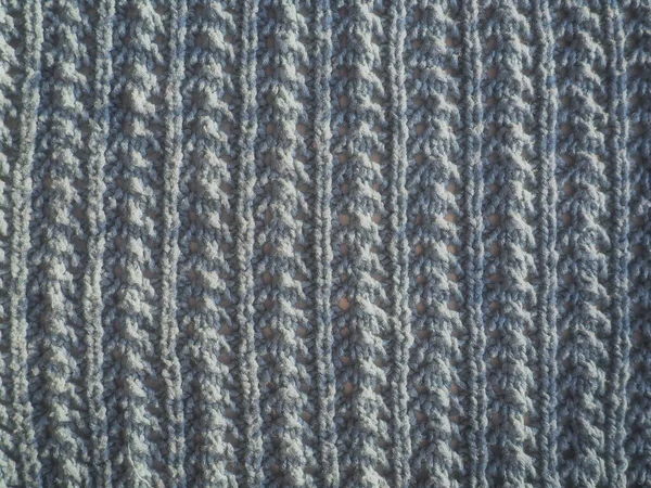 Motif tricoté de fil gris. Machine luxuriante ou tricot main. Armoire chaude pour la période automne-hiver. Tricoter avec le devant, boucles rondes. Méthode de tricot - élastique ondulé — Photo