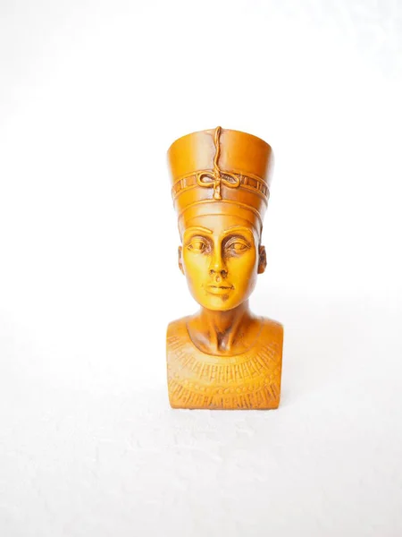 Mısır Kraliçesi Nefertiti Nin Beyaz Arka Planda Kahverengi Taştan Yapılmış — Stok fotoğraf