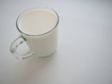 Beyaz arka planda sütlü cam bardak. Diyet protein yiyeceği..