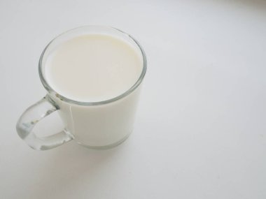 Beyaz arka planda sütlü cam bardak. Diyet protein yiyeceği..