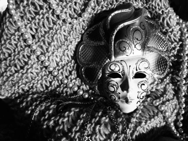 Maschera Carnevale Uno Sfondo Lavorato Maglia Con Perline Scintille Elemento — Foto Stock