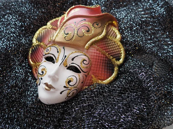 狂欢节的面具蒙在一条黑色的镶嵌围巾上 狂欢节服装元素 意大利和威尼斯的传统 防治鼠疫传统 — 图库照片