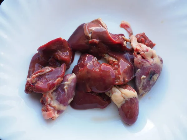 生鸡肝 肾和心脏 家禽内脏和内脏 准备烹调 高血红素铁的饮食 防止贫血 白色背景的肉 — 图库照片