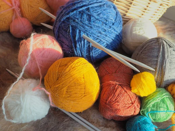 Tricotar Lenço Suéter Fios Cinzas Azuis Brancos Cor Laranja Hanks — Fotografia de Stock