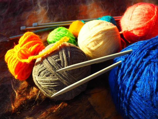 グレー ブルー ホワイト オレンジの糸からスカーフやセーターを編む 毛糸とアクリル糸のおかげで 趣味で編み物 アクセサリー 編み針 かぎ針編みフック — ストック写真