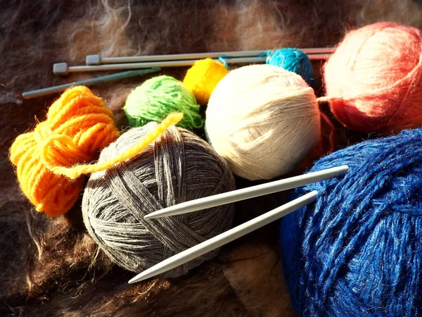 グレー ブルー ホワイト オレンジの糸からスカーフやセーターを編む 毛糸とアクリル糸のおかげで 趣味で編み物 アクセサリー 編み針 かぎ針編みフック — ストック写真