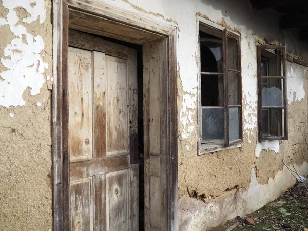 Vecchia Casa Con Finestre Una Porta Casa Rurale Rovina Concetto — Foto Stock