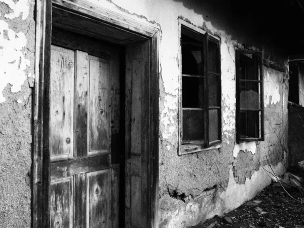 Old House Windows Door Collapsing Rural House Concept Urbanization Oblivion — Stock Photo, Image