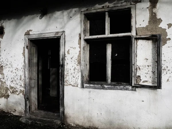 有窗户和门的老房子 倒塌的农村房屋 城市化的概念和对祖国的遗忘 被遗弃的房子 窗玻璃碎了 石膏掉了 塞尔维亚 巴尔干 — 图库照片