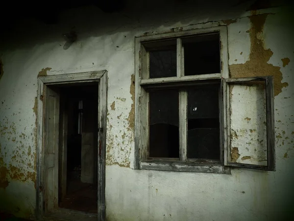 Antigua Casa Con Ventanas Una Puerta Una Casa Rural Colapsada —  Fotos de Stock