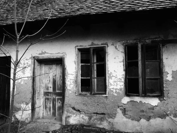 Casa Velha Com Janelas Uma Porta Casa Rural Colapso Conceito — Fotografia de Stock