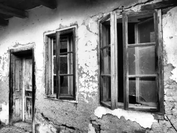 窓とドアのある古い家 田舎の家を崩壊させる 都市化と祖国の忘却の概念 放棄された家 窓にガラスが割れ 石膏が落ちる セルビアだ バルカン半島 — ストック写真
