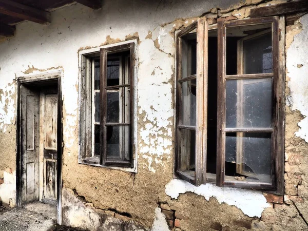 有窗户和门的老房子 倒塌的农村房屋 城市化的概念和对祖国的遗忘 被遗弃的房子 窗玻璃碎了 石膏掉了 塞尔维亚 巴尔干 — 图库照片