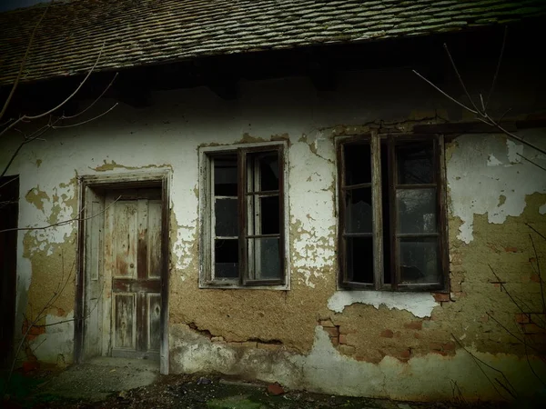 Oud Huis Met Ramen Een Deur Instortend Landelijk Huis Het — Stockfoto