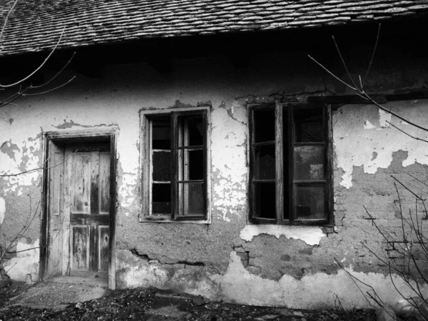 Старый Дом Окнами Дверью Разваливается Сельский Дом Концепция Урбанизации Забвения — стоковое фото