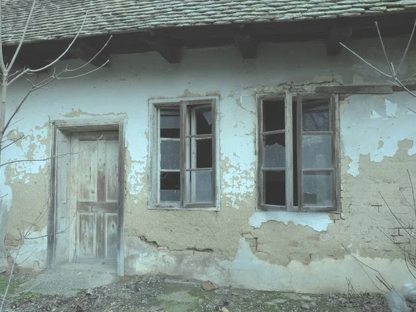 Старый Дом Окнами Дверью Разваливается Сельский Дом Концепция Урбанизации Забвения — стоковое фото