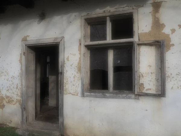 Vecchia Casa Con Finestre Una Porta Casa Rurale Rovina Concetto — Foto Stock