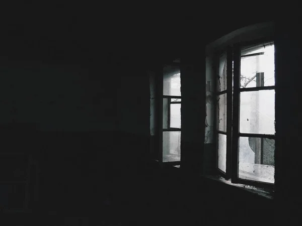 Fenêtres Effrayantes Dans Une Maison Abandonnée Vue Des Fenêtres Cassées — Photo